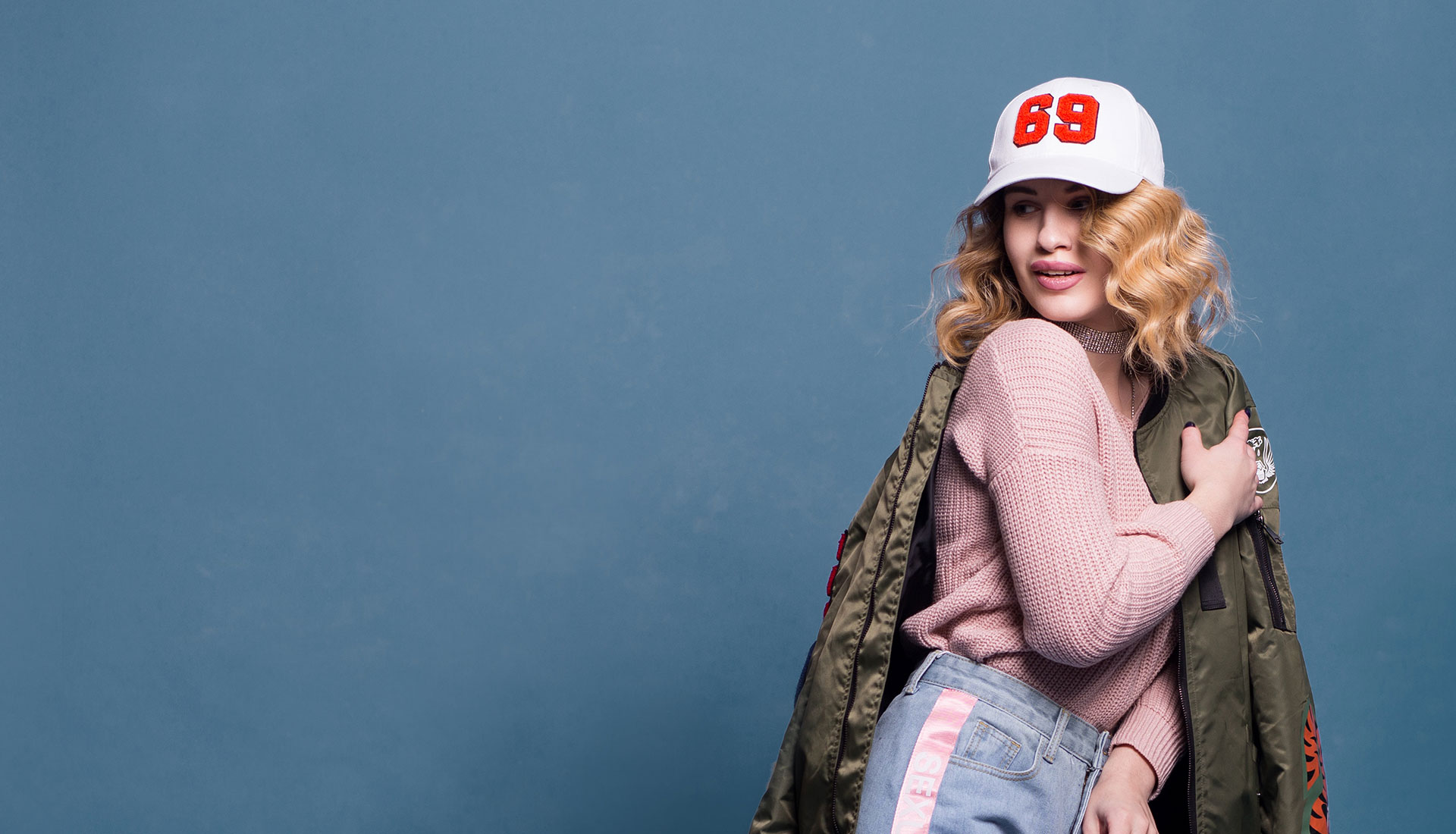 женщина на фоне